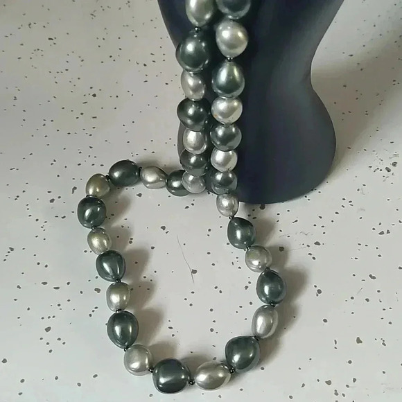 Trifari 20-in silver and blue gray imitation pearls - Picture 3 of 3